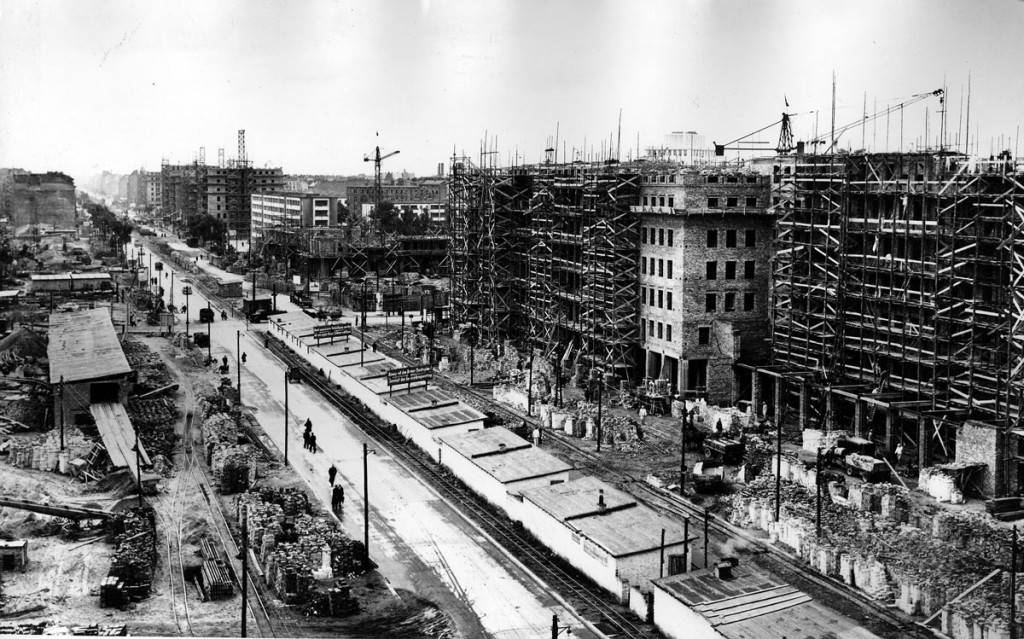 Wiederaufbau in der Stalinallee. Die Mögliner Straße auf der nördlichen Seite existiert nicht mehr. / Bild: IRS Berlin /