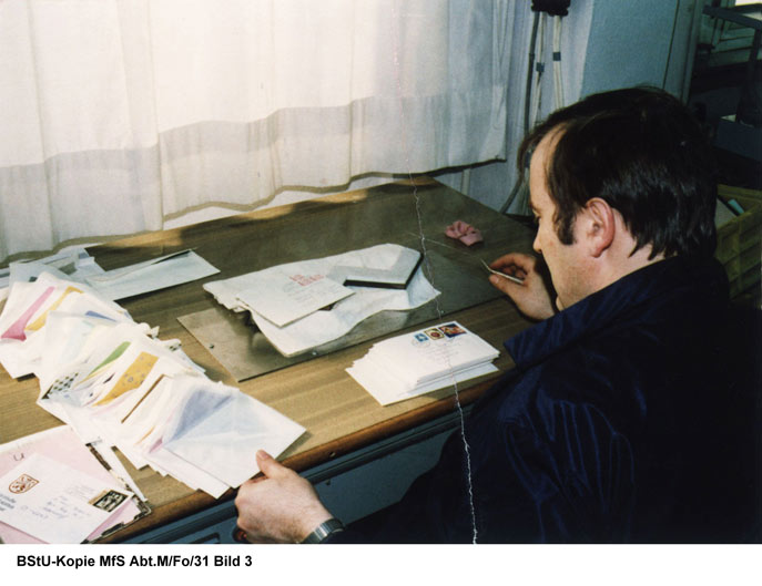 Ein Mitarbeiter des MfS öffnet Briefe am Aufdampftisch.        / Quelle: MfS Abt.M/Fo/31 Bild 3 /