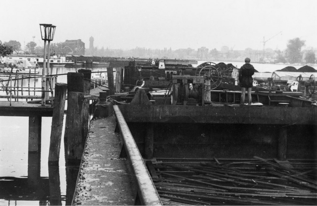 Lastkahn an der Anlegestelle Stralauer Hafen, im Hintergrund der Wasserturm am Ostkreuz 