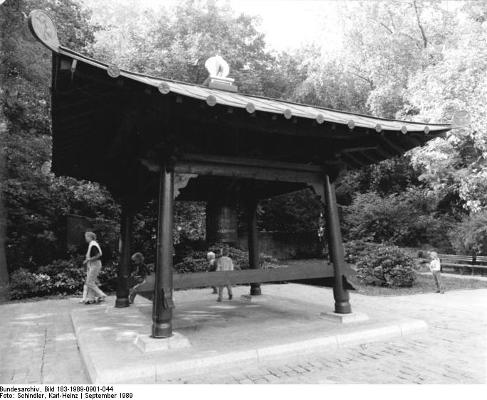 Die Friedensglocke im Volkspark Friedrichshain, 1989/90, Foto Karl-Heinz Schindler. Quelle: Bundesarchiv