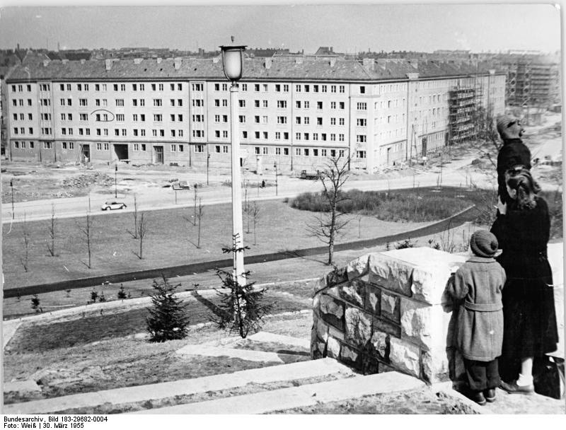 Blick vom Bunkerberg Friedrichshain auf den neuen Wohnblock Kniprodestraße 1955. / Quelle: Bundes­archiv Berlin, Weiß /