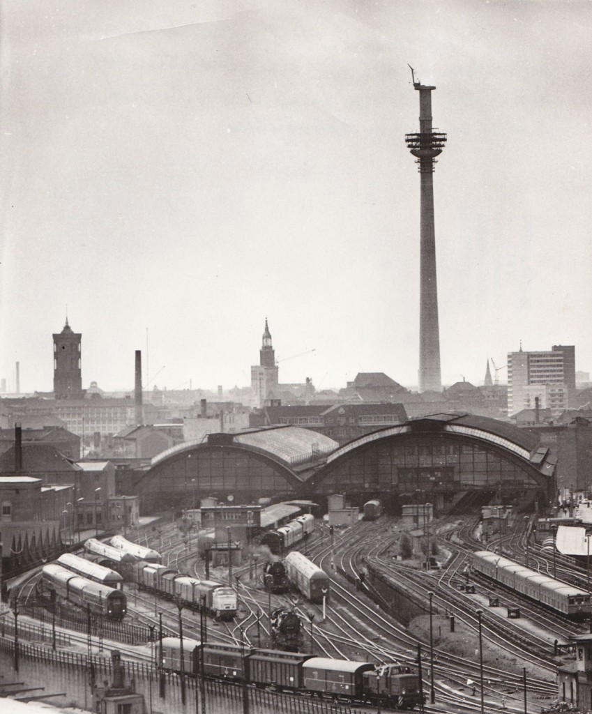 Der (unfertige) Fernsehturm vom Ostbahnhof aus gesehen. Quelle: Bezirksmuseum Lichtenberg, Foto: Dieter Breitenbohm