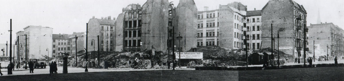 1952 - Nach der Befreiung überall Schuttberge. Blick in den Weidenweg. Rechts im Hintergrund die Pfingstkirche am Petersburger Platz Quelle: FHXB-Museum