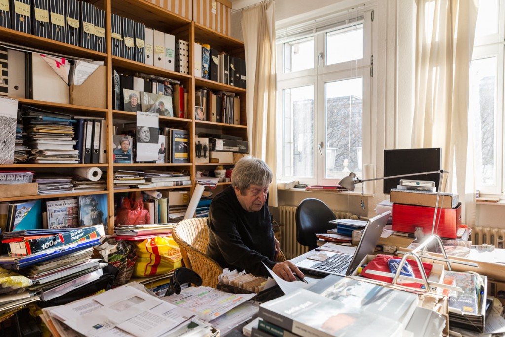 Bruno Flierl in seinem Arbeitszimmer / Foto: Giovanni Lo Curto /