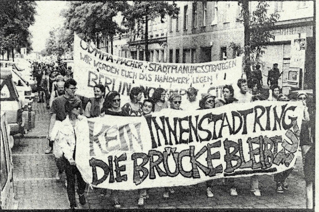 1992: Demo für die Oberbaumbrücke, die kurz danach besetzt wurde. / Quelle: Flugblatt, FHXB-Museum /