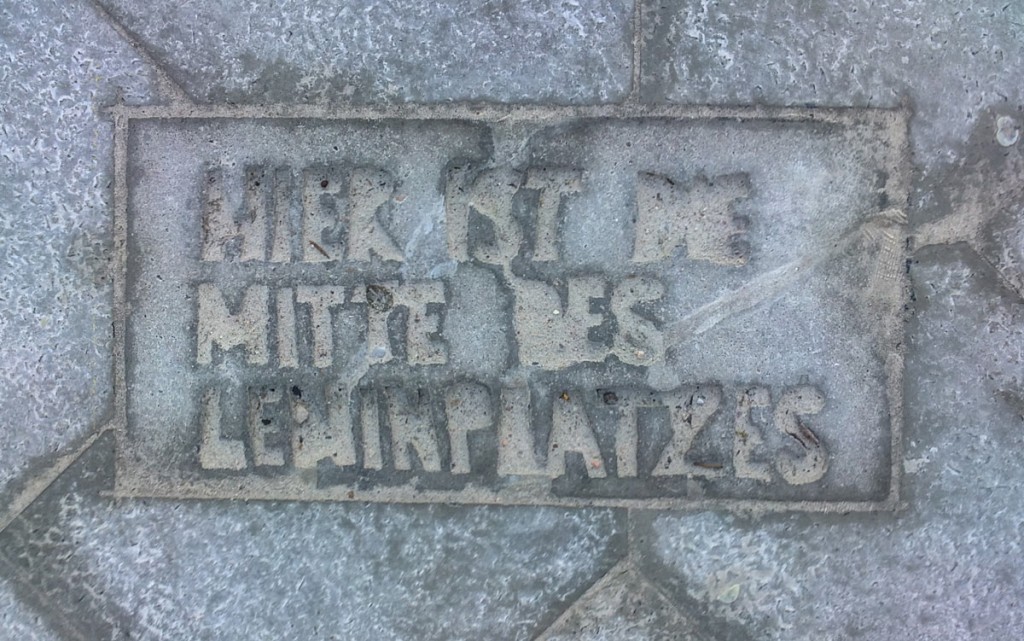 Platte, die den Mittelpunkt des Leninlatzes markiert. Foto: Privat