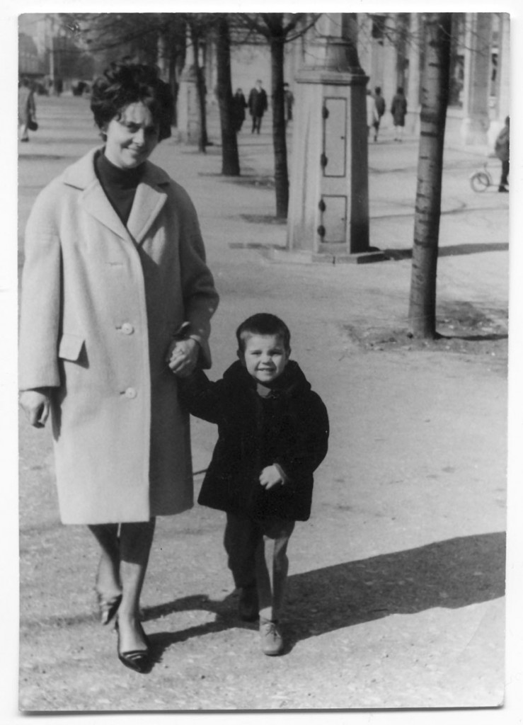 Florian Günther. Spaziergang mit der Mutter in der Karl-Marx-Allee. Foto: Privat