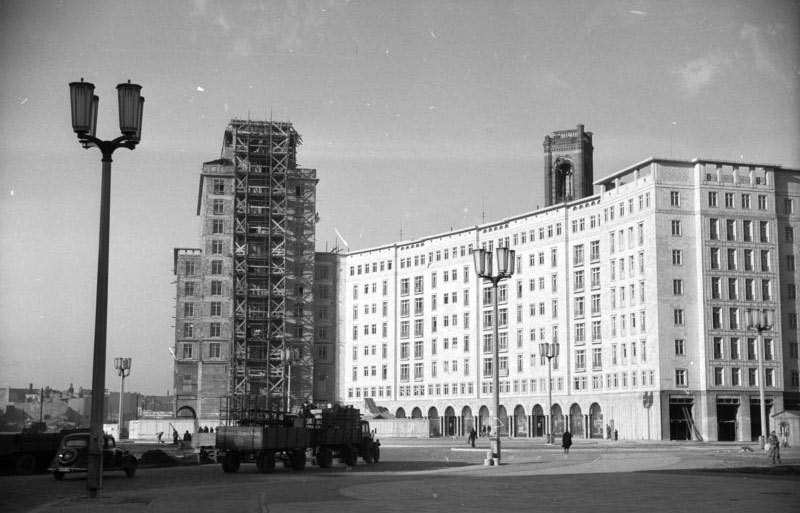 ADN-ZB/Krueger 21.1.1954 Berlin Karl-Marx-Allee UBz: Blick auf den Block A-Nord und das Hochhaus am Strausberger Platz Der heutige Strausberger Platz entsteht(1952)