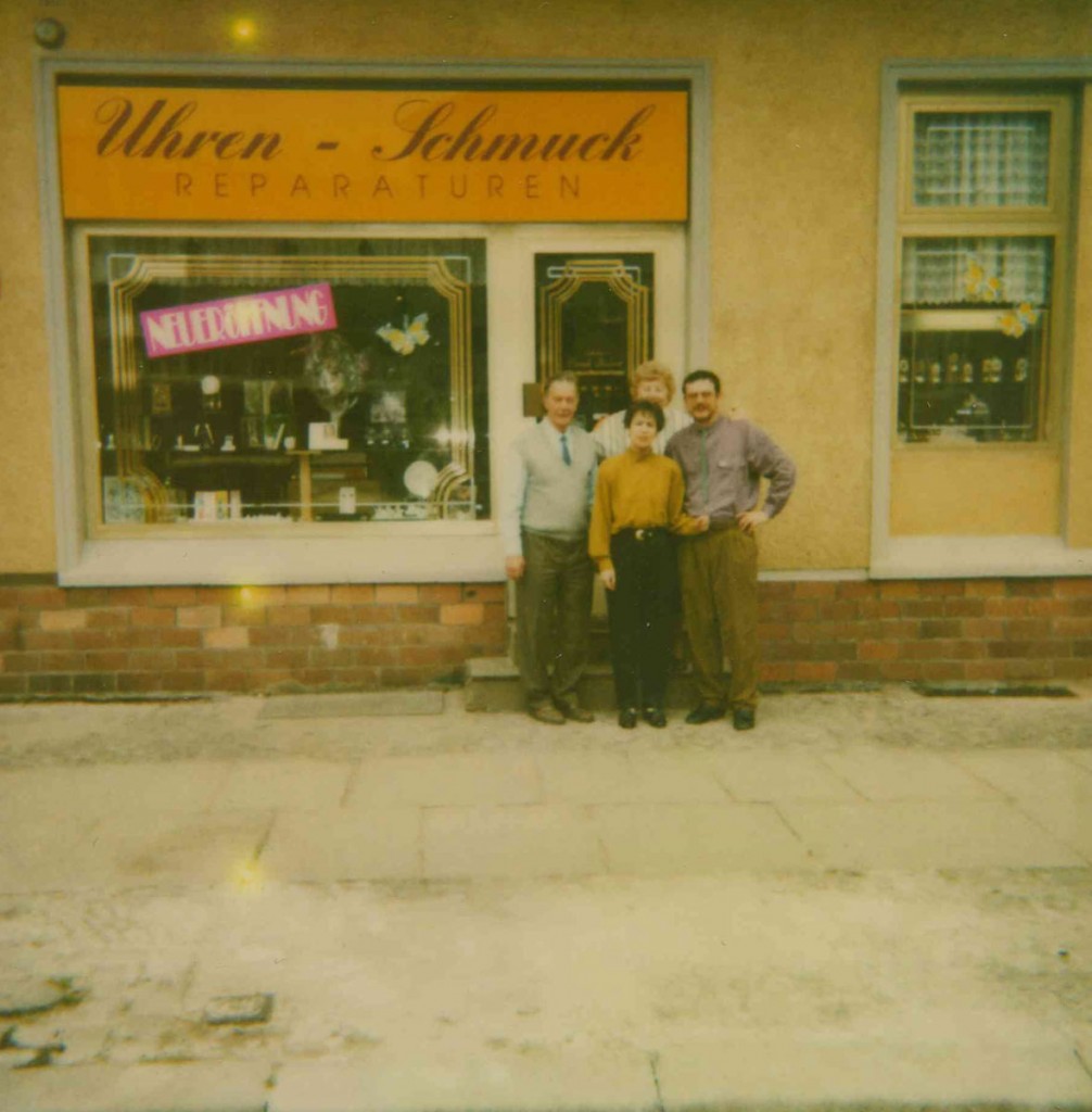 Uhrmachermeister Bernd Siebert mit Ehefrau und Eltern vor dem neugegründeten Laden 1990. / Foto: privat /