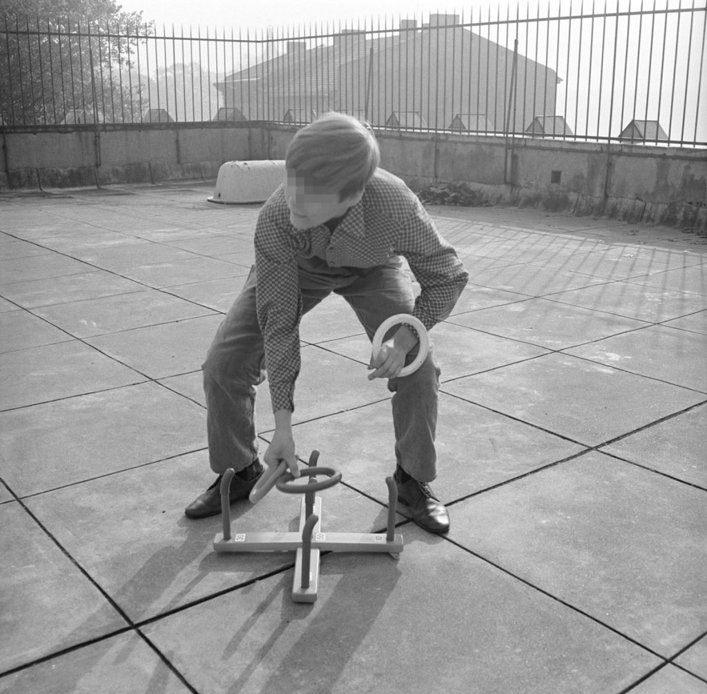 Nur fürs Foto-Spielen auf der Dachterasse Die Terasse auf dem expressioniistischen Turnhallenanbau von 1928 wurde 1952 von hohen Zäunen umbaut und in den 1970er Jahren mit Stacheldraht umwickelt MfS-ZAIG-Fo-0757-Bild-0016