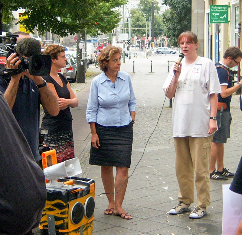Heike-Weingarten mit Canan Bayram 2006 auf einer Veranstaltung gegen den Thor Steinar-Laden am Frankfurter Tor / Foto: Initiative gegen Rechts Friedrichshain /