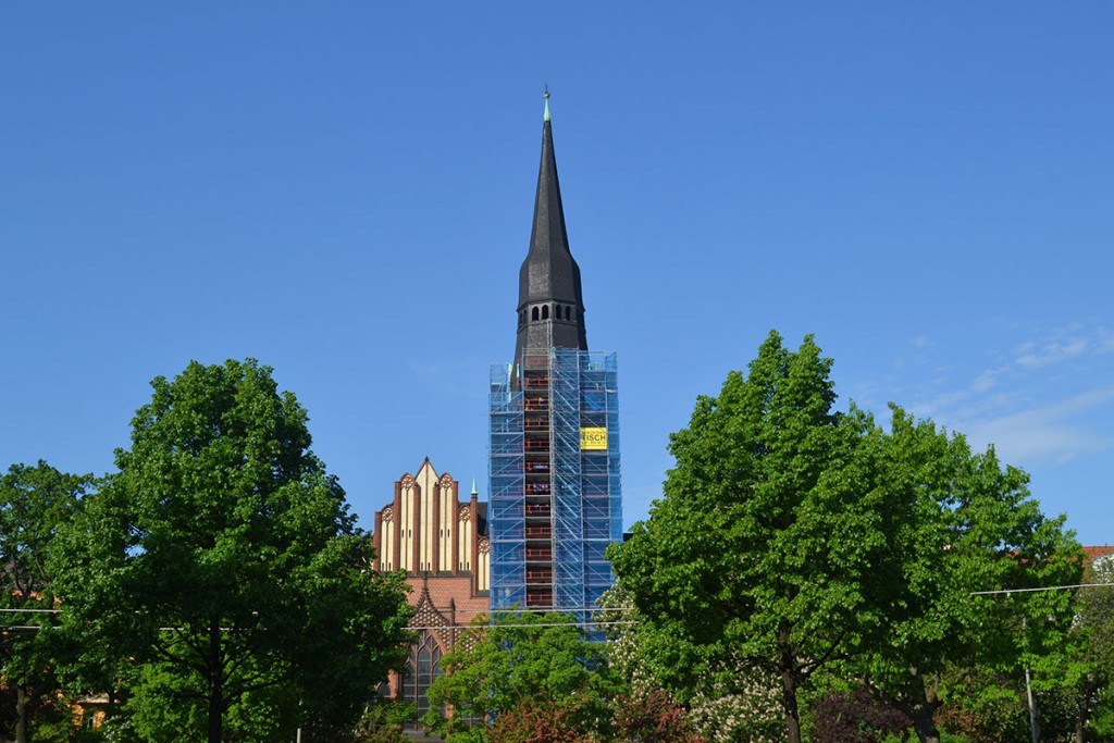 Die Berliner Pfingstkirche am Petersburger Platzmit eingerüstetem Turm,Foto von Ulrich Tempel