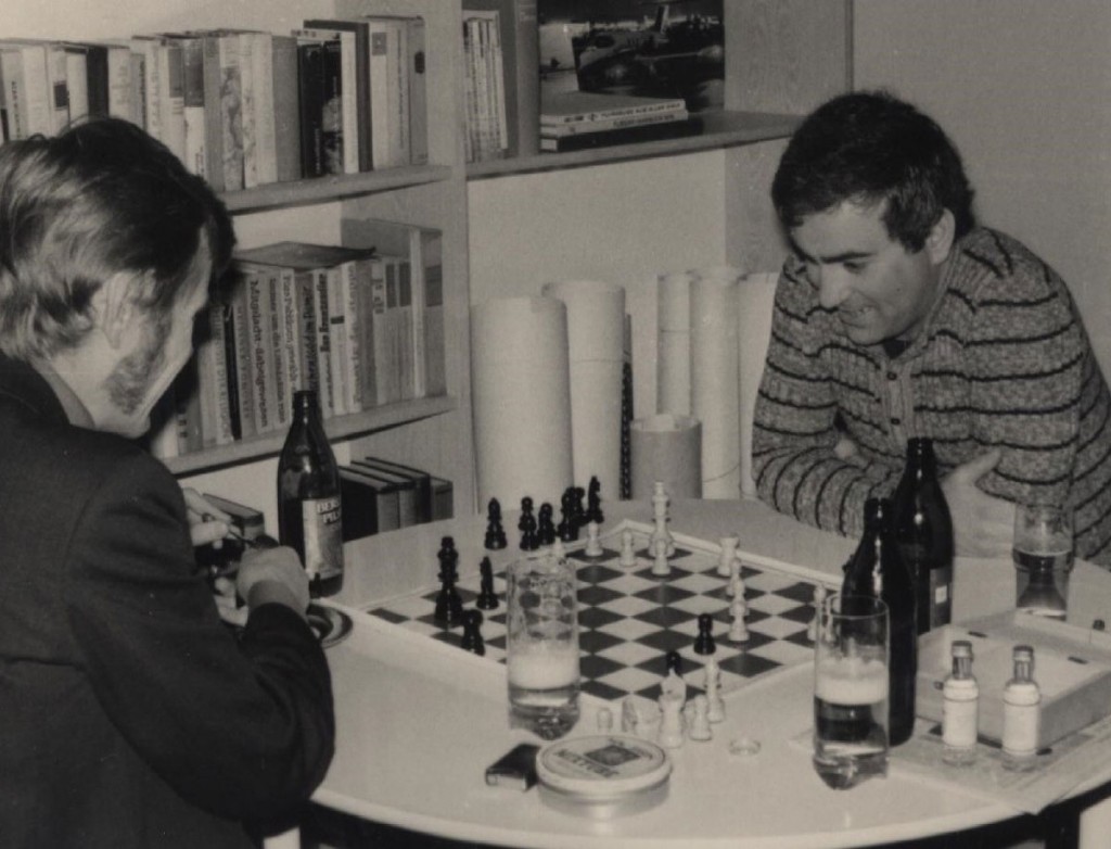 Artur Schneider beim Schach, Ende der 1970er Jahre. Foto: privat