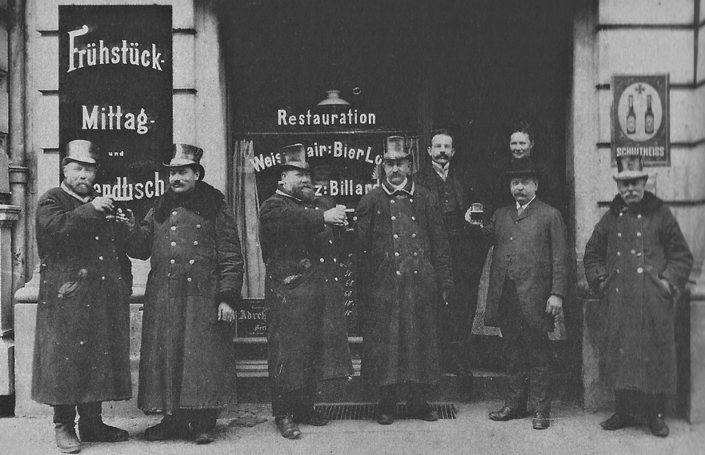  Diese Herren fühlen sich offensichtlich in ihrer Kneipe ganz zuhause. Restauration um 1910, Foto: Archiv FHXB-Museum