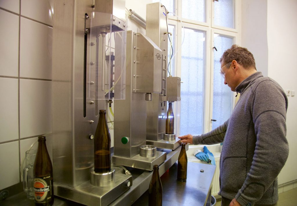 Christoph Flessa bei der Arbeit in seiner Brauerei, Foto: Anne Winkler 