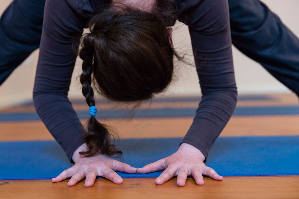 Larissa Brodöhl praktiziert das Yoga Dreieck, Foto: Giovanni Lo Curto