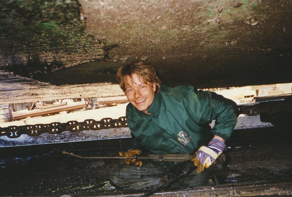 Kirk Schoormann arbeitet am Unterwasserschiff seines Hausbootes, Foto: privat