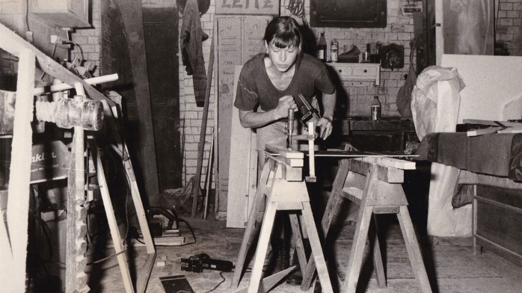 Angelika Mende in ihrer Werkstatt in Kreuzberg, 1996 . Foto: privat