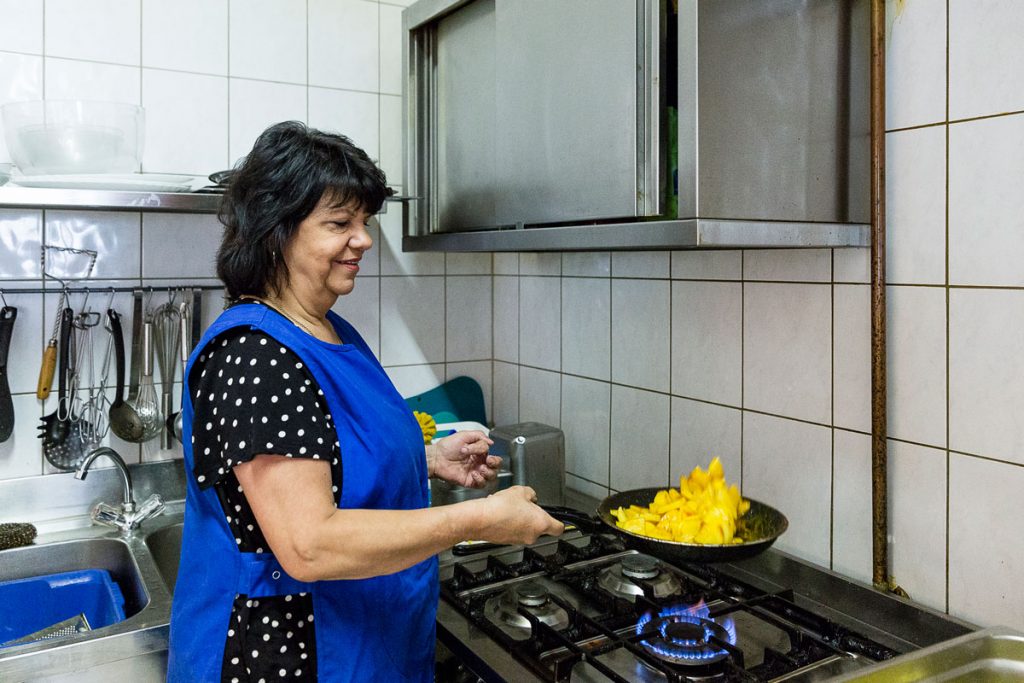 Elke Plagemann vom Schmackofatz mit guter Laune beim Kochen | Foto: Giovanni Lo Curto