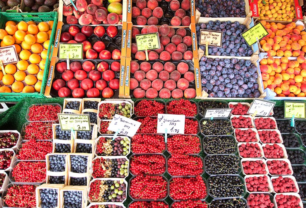 Reichhaltiges Angebot am Obst- und Gemüsestand am Platz der Vereinten Nationen | Foto: Anne Winkler