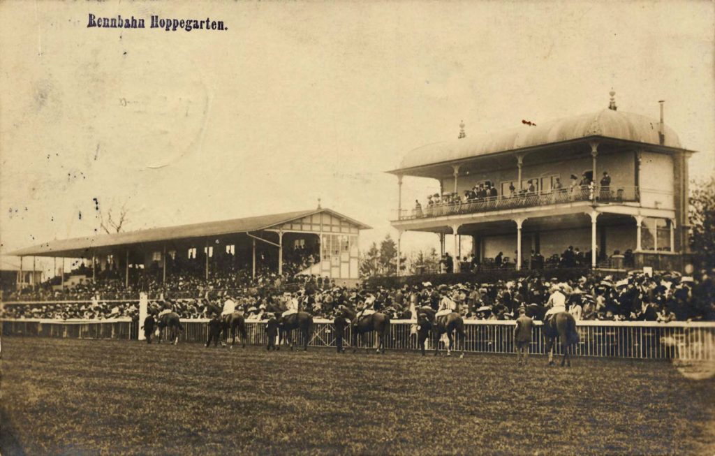 Galopprennbahn Hoppegarten auf einer historischen Postkarte von 1912 | Quelle: Wikimedia