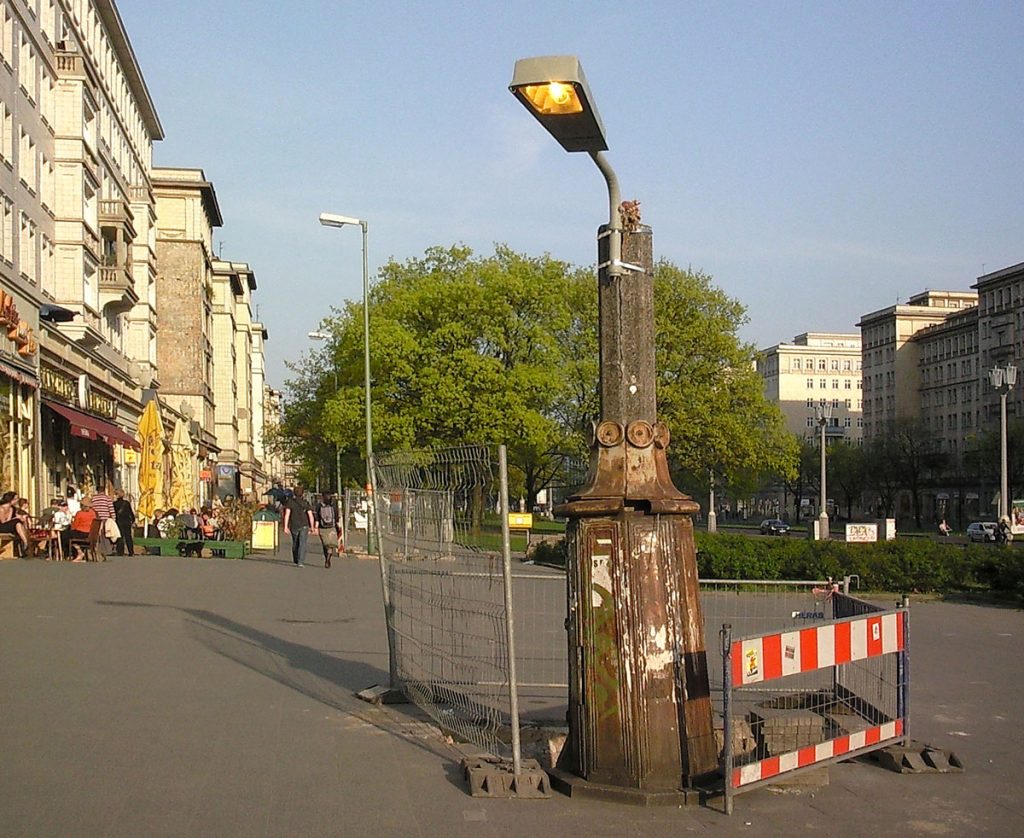 Die Redaktion erzählt Geschichten: Ein kleines Startup in der Warschauer Straße möchte diesen Lampentyp nun als Schreibtischlampe nachproduzieren | Foto: Dirk Moldt