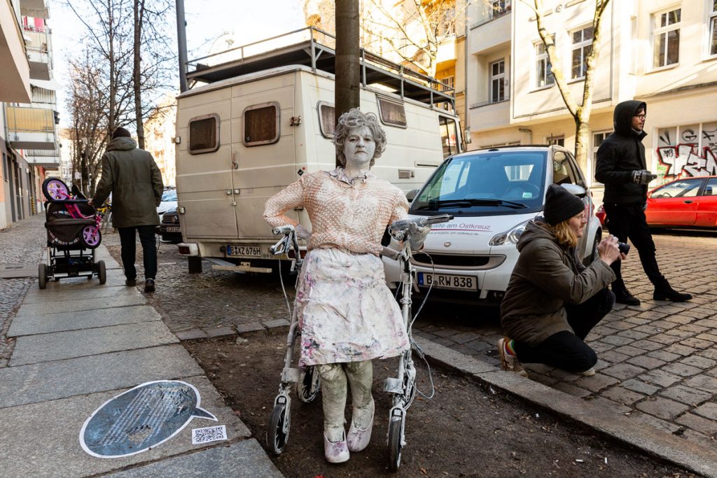 Mit Kunst- und Protestaktionen des Künstlerkollektivs Reflektor Neukölln gegen die wucherndenMIetsteigerungen in der Lenbachstraße 7 | Foto: Giovanni Lo Curto