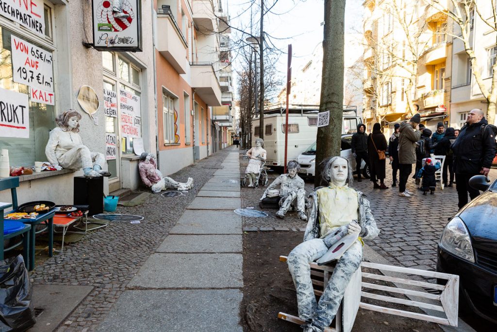 Mit Kunst- und Protestaktione gegen MIetsteigerungen in der Lenbachstraße 7 | Foto: Giovanni Lo Curto