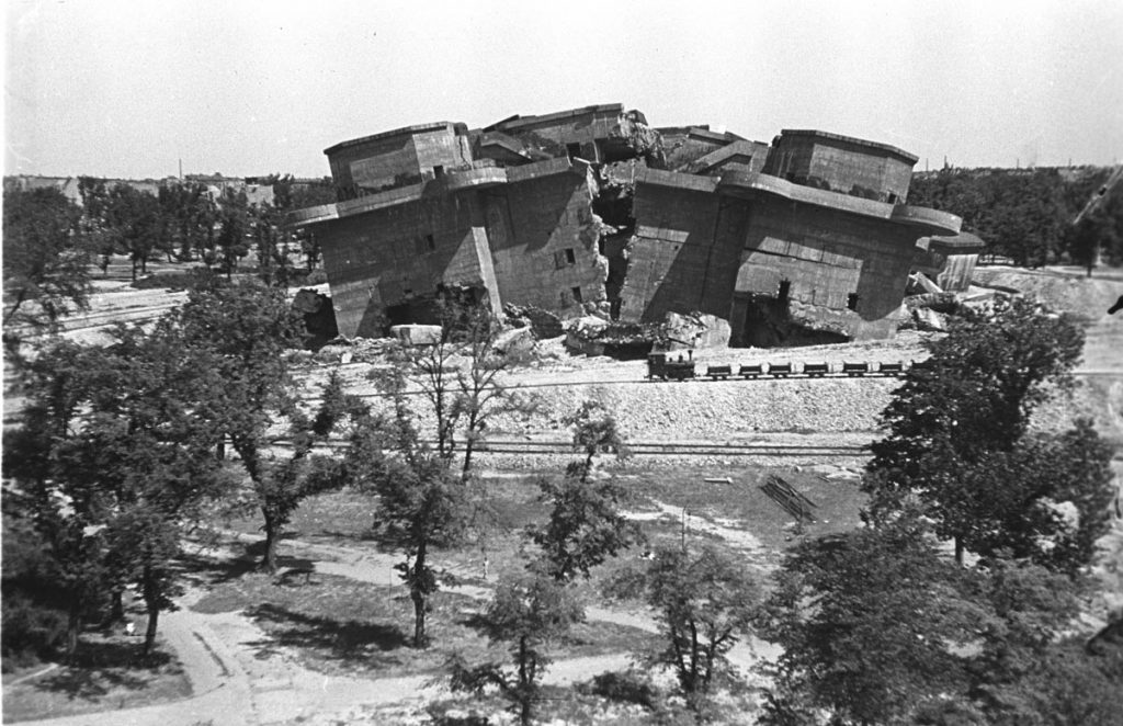 Der geborstene Bunker, Symbol des verlorenen verbrecherischen Kriegs in Friedrichshain wird zugeschüttet. | Foto: Bundesarchiv Bild 183-M1203-316