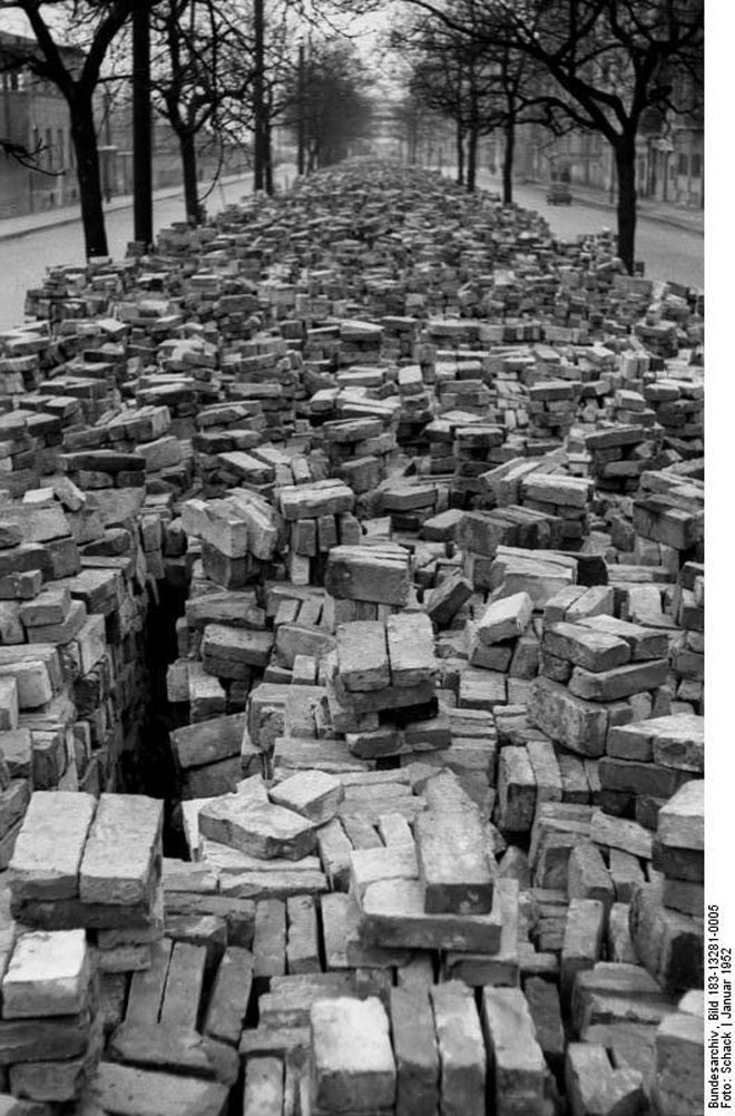 Ziegelsteine des Bunkers zur Wiederverendung in der Friedensstraße | Foto: Schack, Bundesarchiv Bild 183-13281-0005