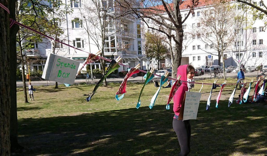 Verkauf von Gesichtsmasken zum Schutz gegen Corona-Viren im Friedrichshainer Park| Foto: Dirk Moldt