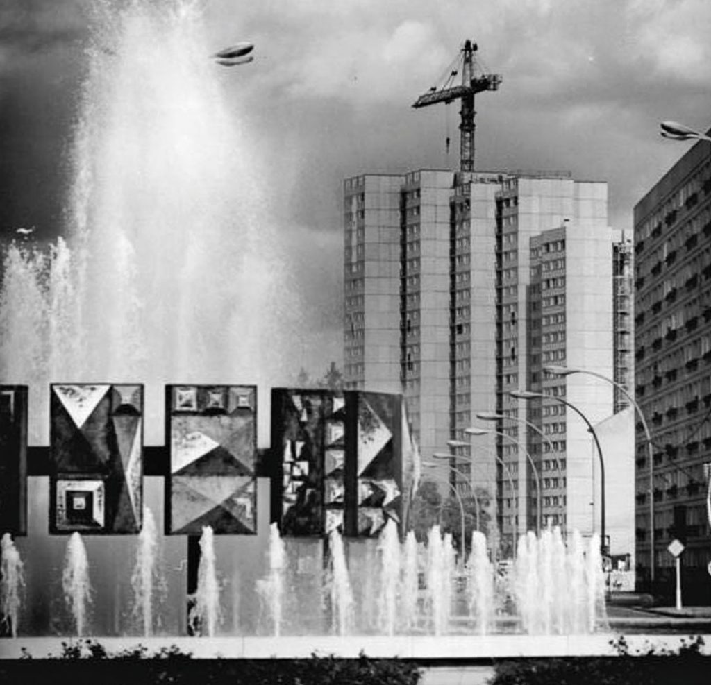 Brunnen Schwebender Ring auf dem Strausberger Platz im Jahre 1969 | Quelle: Bundesarchiv Bild 183-H1002-0001-001