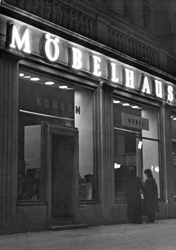 Möbelhaus Neonreklame | Quelle: Bundesarchiv Bild 183-23200-0003, Wikipedia Commons