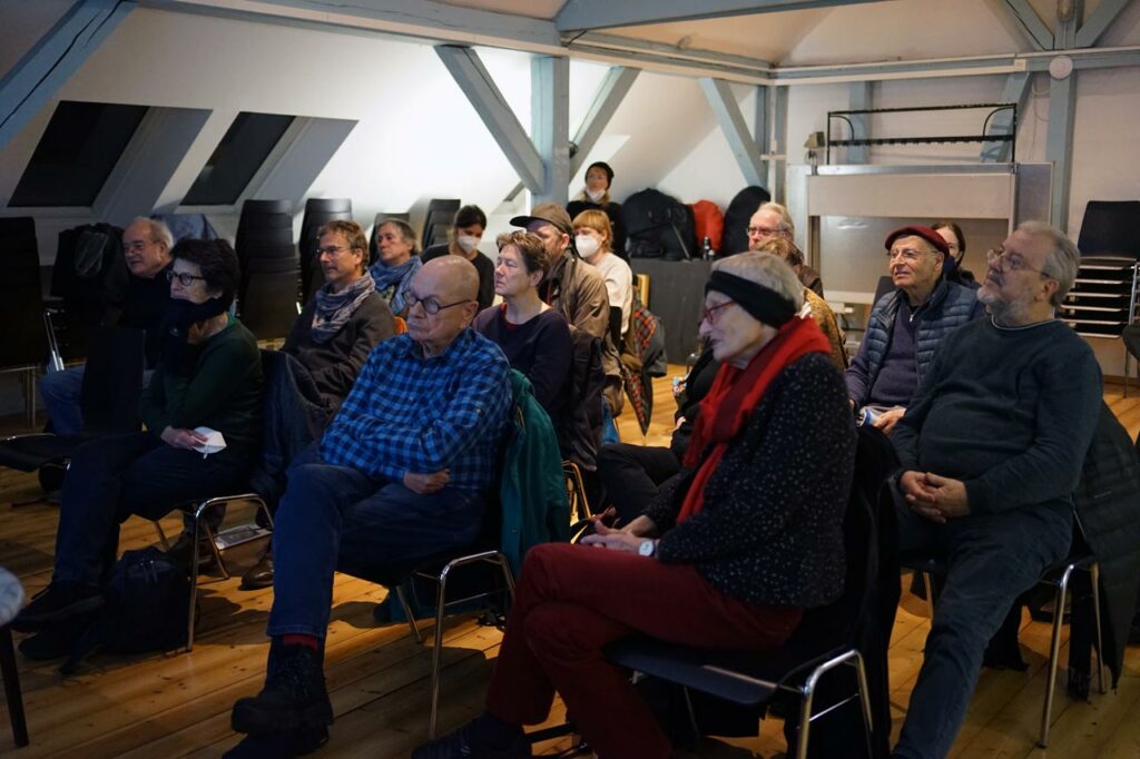 Zwanzig Besucherinnen und Besucher kamen zur Podiumsveranstaltung am 17. November 2022 ins FHXB-Museum. Foto: Isabel Meyrignac