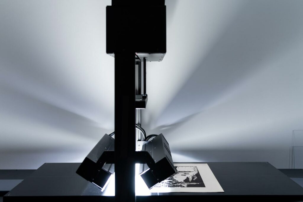 Ein berührungsloser Scanner beim Abtasten eines Linolschnitts von Volkmar Götze Foto: Giovanni Lo Curto
